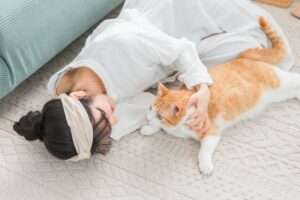 猫が胸の上で寝る理由4選！これってマウント取られてる？動けないときの対処法も解説！
